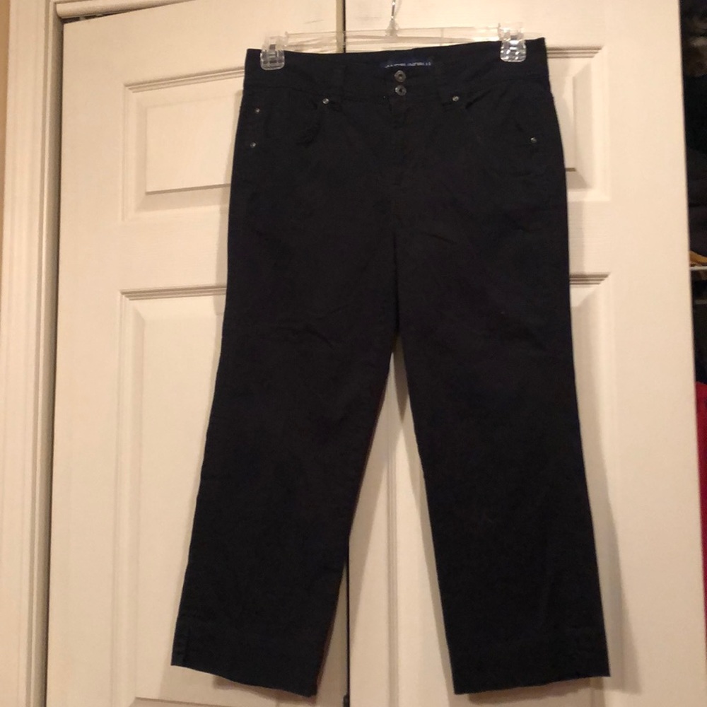 BandolinoBlu  sz 6 Black Capris,  Back Hip Pockets